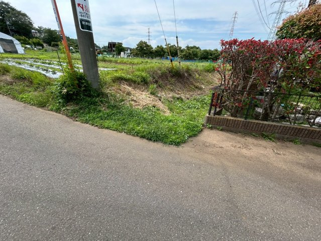 【前面道路含む現地写真】 | お持ちの車種によっては前面道路が広い方が便利でしょう。しかし、前面道路が広ければその分交通量が多くなるため、騒音などが気になる場合があります。実際に現地を見学し、周辺交通量や騒音などを確認しましょう！