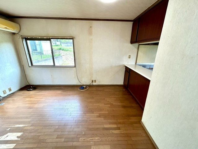 【ダイニング】 | ダイニングは、食事や家族の団らんスペースとしてだけではなく、ほかの用途としても使用することができます。ダイニングテーブルを置き、食事のためのスペースを作ることでリビングとの差別化を図ることができます。