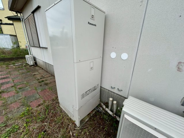 【冷暖房・空調設備】 | ２４時間換気と一般的な換気扇は役割が違います。２４時間換気は室内の空気を循環して、シックハウスや結露を防ぐ役割があるため常に動かす必要があります。一方の換気扇の役割は短期間で空気を入れ替えることです。