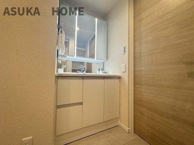 横浜小机西パーク・ホームズ壱番館 の洋室|2面採光の明るい室内です。目覚めの良い朝を迎えられそうですね♪
