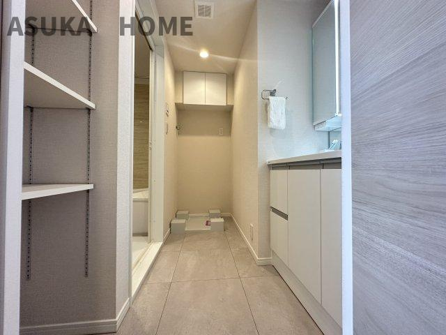 横浜小机西パーク・ホームズ壱番館 のその他|広い洗面室の横には洗濯機置き場があり、収納もあり便利です。