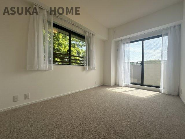 横浜小机西パーク・ホームズ壱番館 のトイレ|新規交換済♪温水洗浄便座の最新トイレ設備です。トイレ上部にはあると便利な吊戸棚を設置！