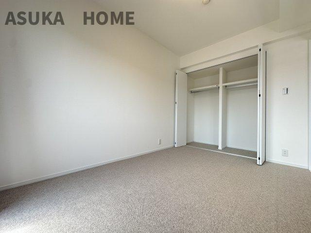 横浜小机西パーク・ホームズ壱番館 のバルコニー|南東向きで陽当りの良いバルコニーは、風通りも良く洗濯物の渇きも早く家事の時短にもなりますよ。