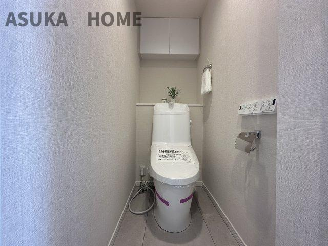 横浜小机西パーク・ホームズ壱番館 のトイレ|清潔感のあるトイレです。上部には収納もあり便利です。