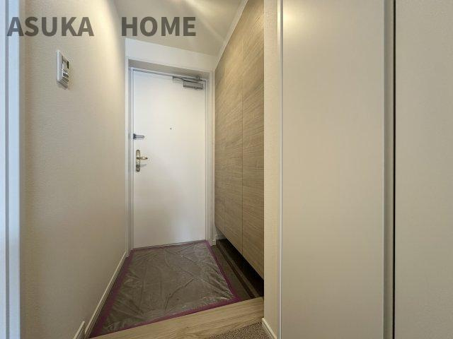 横浜小机西パーク・ホームズ壱番館 の玄関|廊下部分にも収納があるので玄関周りもすっきりと整理整頓できそうです。