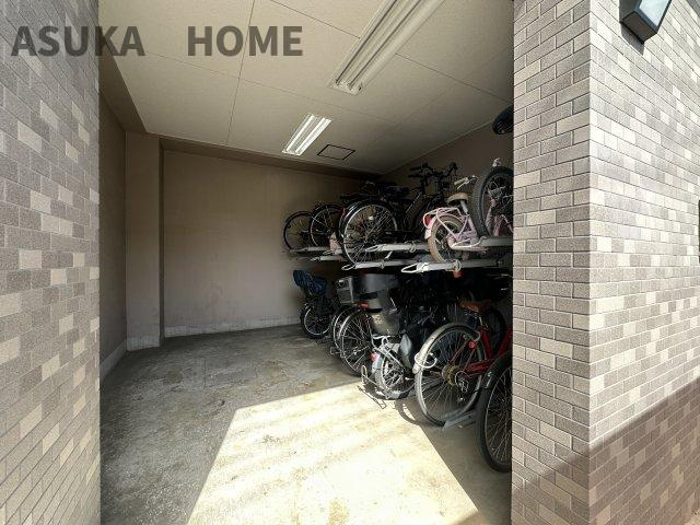 横浜小机西パーク・ホームズ壱番館 の駐輪場|雨よけが出来ている駐輪場なので自転車も錆びる心配もないのは良いですね。綺麗に整頓されているので好印象◎