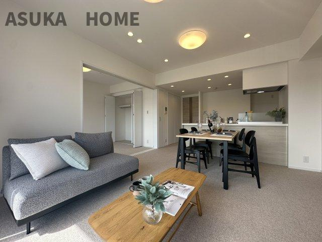 横浜小机西パーク・ホームズ壱番館 の居間・リビング|南西向きに大きく開いた窓からは、明るい陽射しが射し込み風も良く抜けるので心地良い空間になってます。