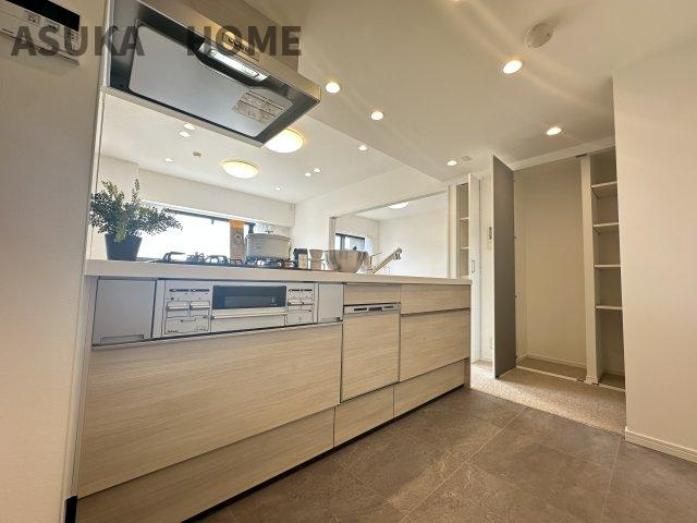 横浜小机西パーク・ホームズ壱番館 の居間・リビング|LDKと隣接した洋室は、リビングを広く使う事もできるので汎用性が高いリビングになってます。