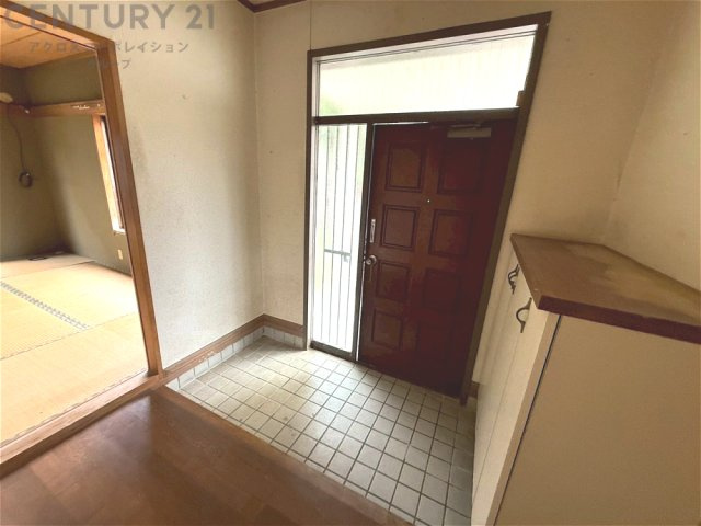 玄関収納付きの玄関です　家族皆様の履物をしっかり収納できます