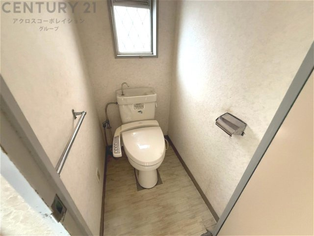 温水洗浄便座付トイレは温水洗浄機能により、暖かい水でおしりを洗浄することができ、冷たい水を使う従来の便座に比べ、温水洗浄機能で暖かいトイレを提供し、快適な使用を可能にします。