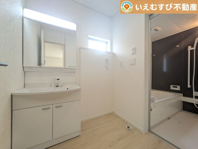 Cradle garden　本庄市小島第6の独立洗面台|3面ミラーの後ろは収納スペースを完備
生活感のあるものは隠して、スッキリシンプルな洗面台に！清潔感のある空間♪