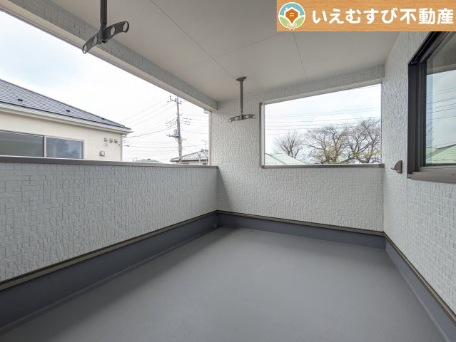 Cradle garden　本庄市小島第6のバルコニー|ゆとりの広さのインナーバルコニー
急な雨でもインナーバルコニーなら安心！天気を気にせず干して外出できます♪