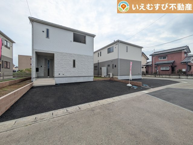 Cradle garden　本庄市小島第6の駐車場|並列3台駐車可能なゆとりのカースペース
複数台車をお持ちでも、お友達が遊びに来てもゆとりの駐車スペース！