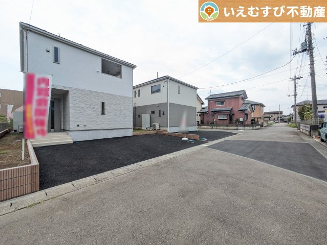 Cradle garden　本庄市小島第6の前面道路含む現地写真|充分な広さの4ｍ前面道路
間口が広くお車の出し入れも問題なく行えるスペースが確保されています♪