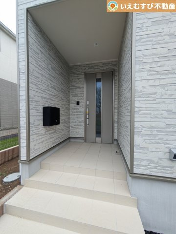 Cradle garden　本庄市小島第6のエントランス|ゆとりの広さのポーチ
雨に日でも落ち着いて鍵の開け閉めが出来るゆとりの広さ。駐車場からのアクセスも良好♪