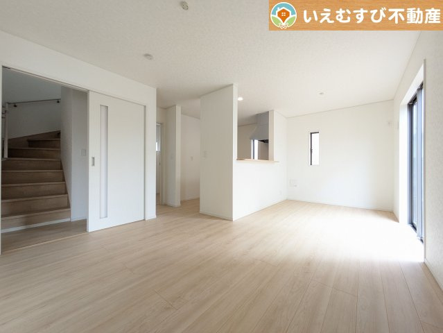 Cradle garden　本庄市小島第6の居間・リビング|開放感と家族との距離感にこだわったＬＤＫ
採光たっぷりのリビングで休日には家族みんなでくつろげそうですね♪