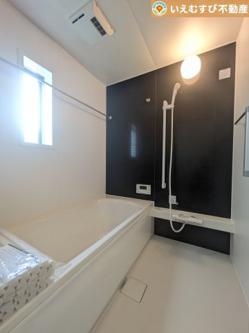 Cradle garden　本庄市小島第6の浴室|モダンな配色の落ち着いた浴室
ダークトーンの壁面がアクセントになっておしゃれ！窓付きで空気の入れ替えも出来ます！