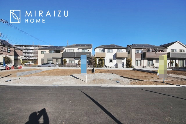 【前面道路含む現地写真】 | 青く澄み渡った綺麗な空と、陽の光をたっぷりと受ける、そんな新築住宅で新生活をスタートしてみませんか？見学・ご相談等、ミライズホーム(株)までお気軽にご連絡下さい。