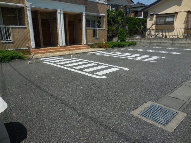 フラワーＣの駐車場|車をお持ちの方に嬉しい駐車場付きの物件です