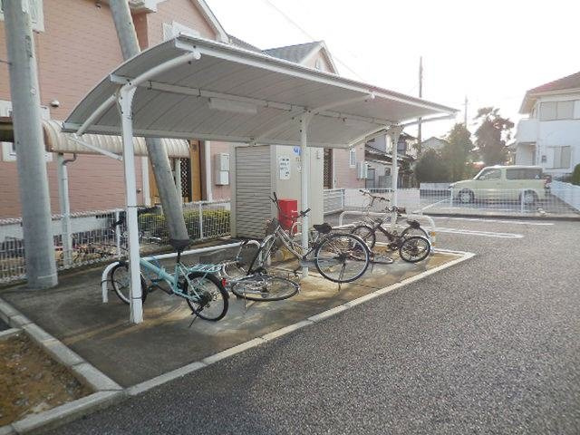 フラワーＣのその他共用部分|屋根付きの駐輪場があります。