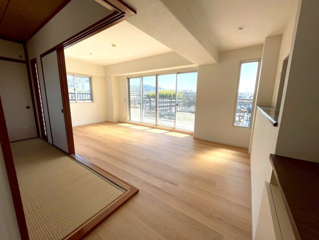 ◆２０２５年８月リフォーム完了◆２面ワイドバルコニー付き◆最上階◆角部屋◆ルネ伏見東の居間・リビング|リビング