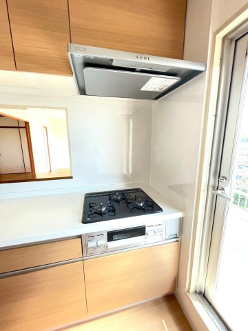 ◆２０２５年８月リフォーム完了◆２面ワイドバルコニー付き◆最上階◆角部屋◆ルネ伏見東のキッチン|コンロ