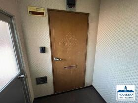 南東角部屋3LDK！コンビニ・スーパー徒歩約3分！カーサ東泉の玄関|共用通路から見た玄関の様子