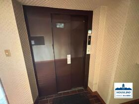 南東角部屋3LDK！コンビニ・スーパー徒歩約3分！カーサ東泉のその他共用部分|エレベータ完備