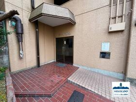 南東角部屋3LDK！コンビニ・スーパー徒歩約3分！カーサ東泉のエントランス|シンプルで、飾らない心地よさがあるエントランス