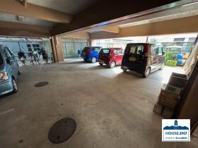 南東角部屋3LDK！コンビニ・スーパー徒歩約3分！カーサ東泉の駐車場|敷地内平面駐車場の様子