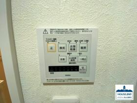 南東角部屋3LDK！コンビニ・スーパー徒歩約3分！カーサ東泉の設備|浴室の操作板