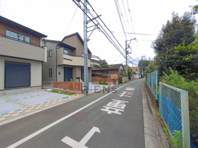 【前面道路含む現地写真】 | 西東京市泉町３丁目　新築戸建て　１６号棟 | 落ち着いた住宅街の一角、穏やかな暮らしを育むエリアです