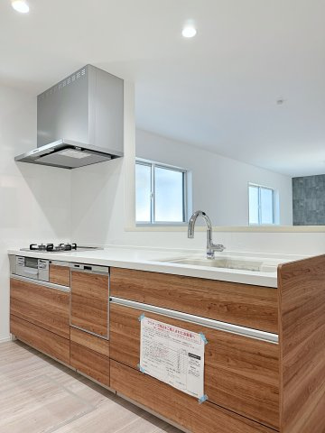 佐伯区五日市中央1丁目 No.2のキッチン|人造大理石天板使用のシステムキッチン☆
人造大理石天板は水垢が付きにくく汚れが落ちやすいのでお手入れも簡単です♪