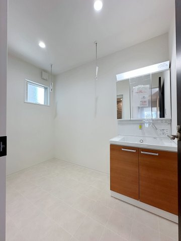 佐伯区五日市中央1丁目 No.2の独立洗面台|シャワー付き洗面化粧台☆
洗面台にシャワー機能が付いたもので、シャンプーなども行える多機能洗面台です。また、顔や手を洗うためだけではなく、シャワー付き洗面台を使えば手洗い洗濯などでも利用できます♪