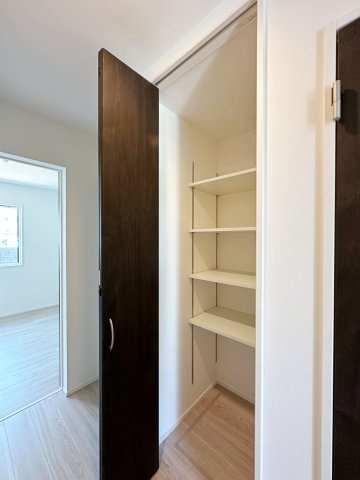 佐伯区五日市中央1丁目 No.2の収納|1階廊下収納☆
可動棚のため好きな高さに調整可能です♪
