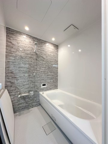 佐伯区五日市中央1丁目 No.2の浴室|1坪タイプの浴室☆
ユニットバスは、気密性にも優れています。そのため、冬場でもお湯が冷めにくく、暖かい空間を維持することができます。