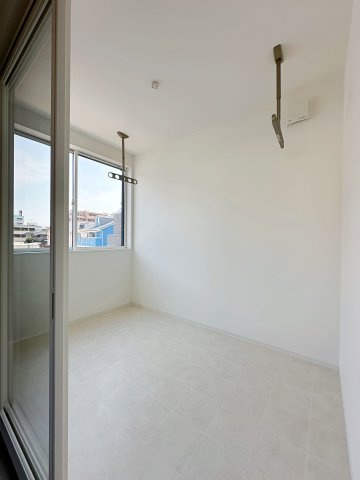 佐伯区五日市中央1丁目 No.2のバルコニー|大人気のサンルーム☆
天気や花粉、虫などを気にせずに洗濯物が干せます♪