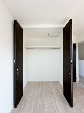 佐伯区五日市中央1丁目 No.2の収納|全居室収納☆
3階5帖洋室のクローゼットです♪