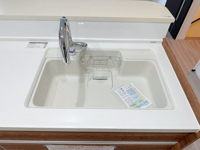 佐伯区五日市中央1丁目 No.2のキッチン|浄水機能付き水栓に人造大理石シンク☆
人造大理石のためシンクに水垢や汚れが付きにくく、いつも綺麗なキッチンになります♪
更にタッチレス水栓で洗い物もはかどります♪