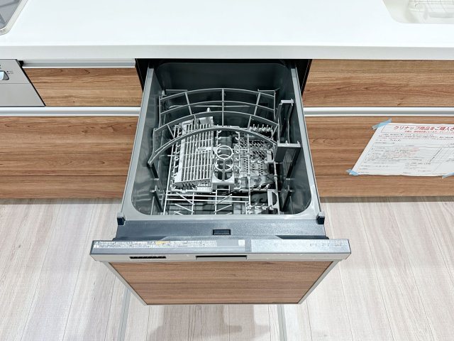 佐伯区五日市中央1丁目 No.2のキッチン|4人から5人分の食器洗浄乾燥機☆
水道代の節約にもなり、家事の時短もできる優れ物です♪
スライド式で上から全体が見えるため食器の出し入れもスムーズです♪