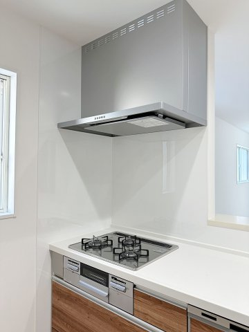 佐伯区五日市中央1丁目 No.2のキッチン|都市ガス仕様の3口ガスコンロ☆
高火力のバーナーが使用可能、調理器具を選ばないのがガスコンロ。停電時でも使用可能で安心です♪