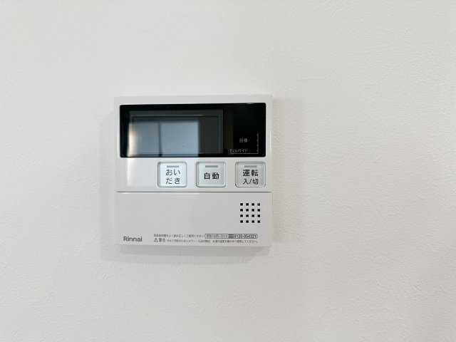 佐伯区五日市中央1丁目 No.2の発電・温水設備|給湯器リモコン☆
キッチンからお湯の温度調整やお風呂の操作ができるのでとても便利です♪