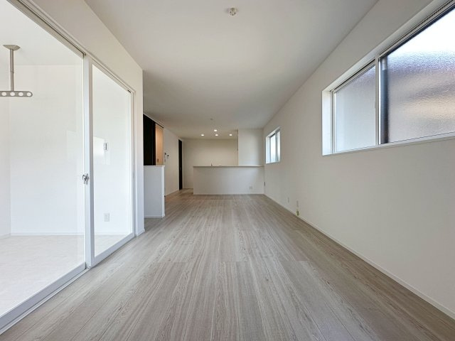 佐伯区五日市中央1丁目 No.2の居間・リビング|18帖の広々としたリビング☆
完成済のため365日ご案内可能♪
「今日見たい」にも対応します！