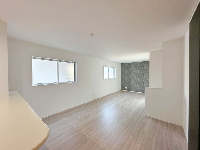 佐伯区五日市中央1丁目 No.2の居間・リビング|18帖の広々としたリビング☆
キッチンからはリビング全体を見渡すことができます♪