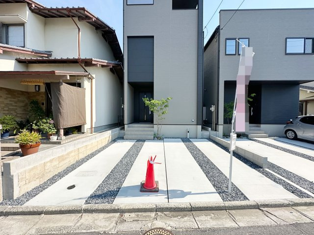 佐伯区五日市中央1丁目 No.2の駐車場|車は並列2台駐車可能☆
広々とした駐車スペースは来客時なども安心なので気軽に家族や友人を招くことができます♪