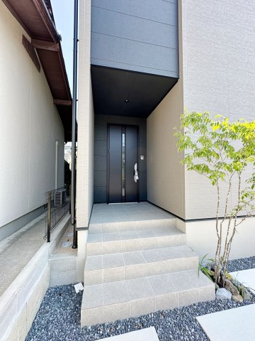 佐伯区五日市中央1丁目 No.2の玄関|玄関ポーチ☆
屋根も付いており、雨が降っても濡れる心配はありません♪