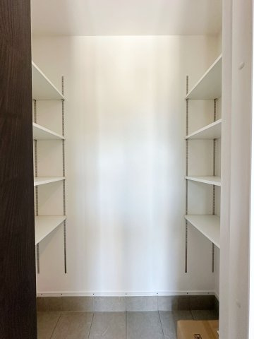 佐伯区五日市中央1丁目 No.2の収納|シューズインクローク☆
可動棚で好きな高さに調整可能！靴だけでなく外で使う用具やお子様のおもちゃなども帰ってきてそのまま収納することができます♪