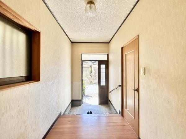 高知市朝倉丙　中古一戸建ての玄関|【現況写真】玄関内部です