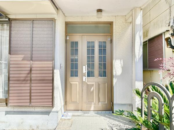 高知市朝倉丙　中古一戸建ての玄関|【現況写真】玄関です