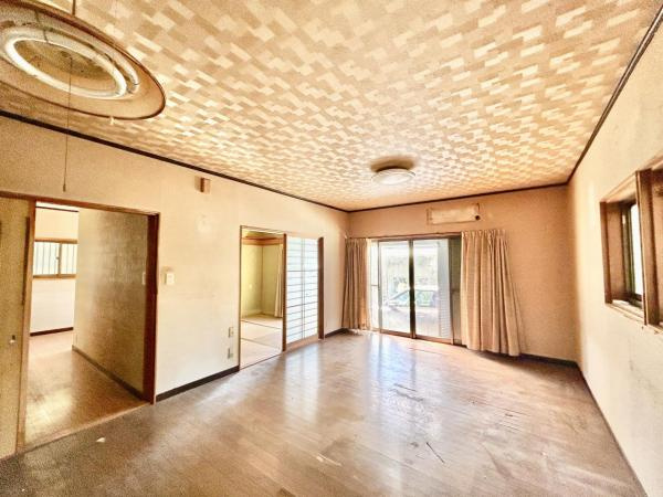 高知市朝倉丙　中古一戸建ての居間・リビング|【現況写真】リビングです